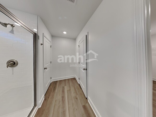 Building Photo - 218 Malayna Dr S
