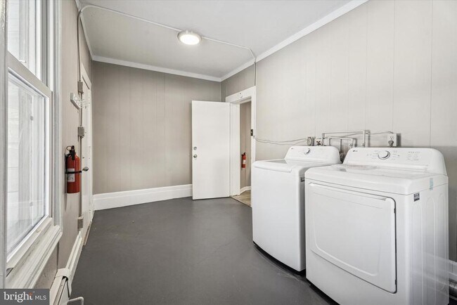 Building Photo - 210 2nd Ave