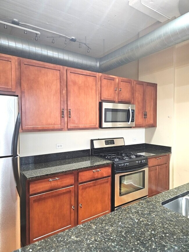 Building Photo - 2323 W Pershing Rd