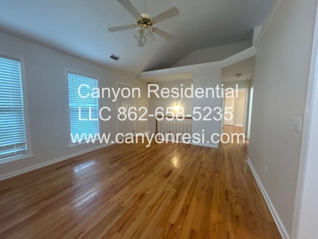 Building Photo - Beautiful 3 BR/3Bath in well sought after neighborhood !