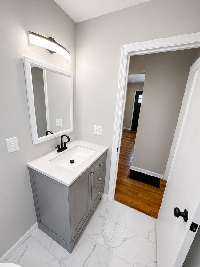 Building Photo - Newly Rehabbed 3-Bedroom Home with Modern Finishes & Fenced Backyard