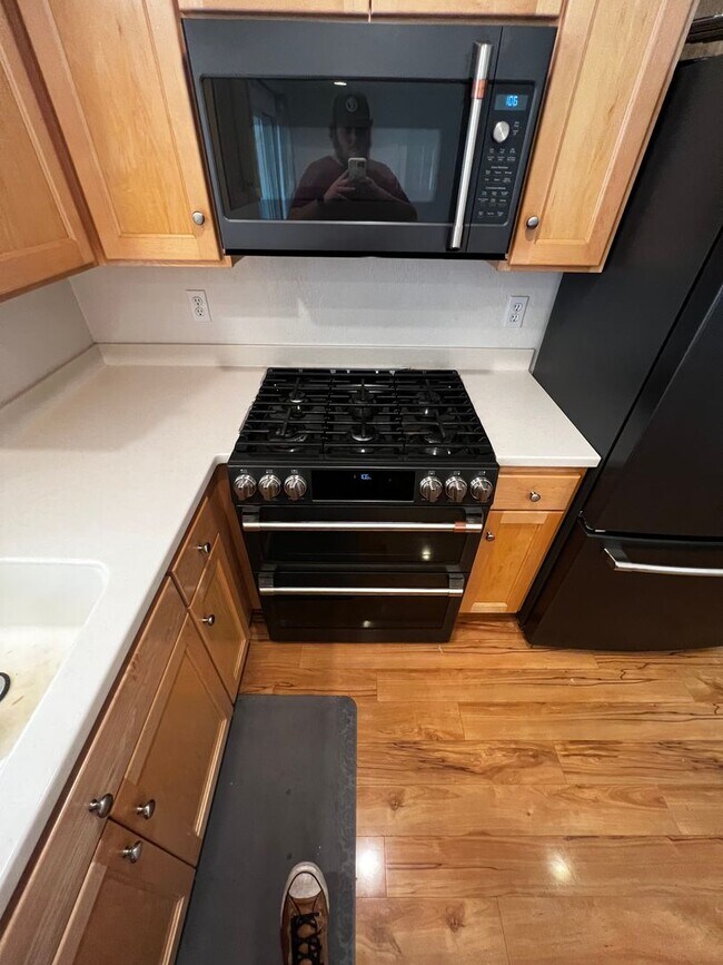 Building Photo - 4-Bedroom 3-Bathroom house with attached 1 bedroom apartment