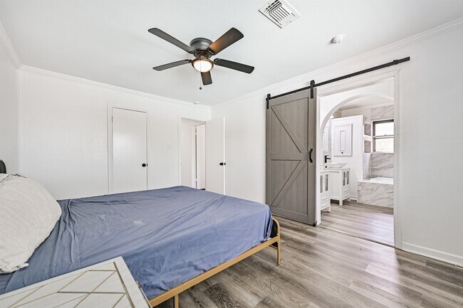 Building Photo - 212 E Castle Harbour Dr