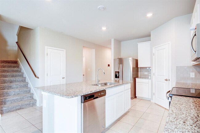 Building Photo - 521 Mossy Rock Dr