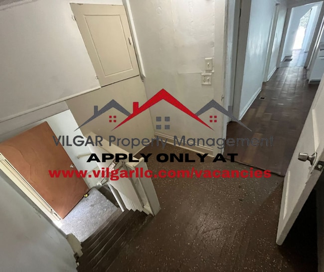 Building Photo - Spacious & Smart Layout! 3-bedroom, 1-bath...