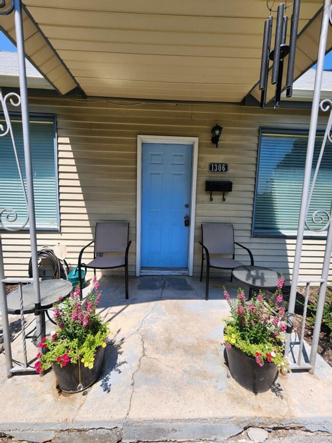 Building Photo - Poplar Grove 3 bd. House! Pets ok! Love the yard!