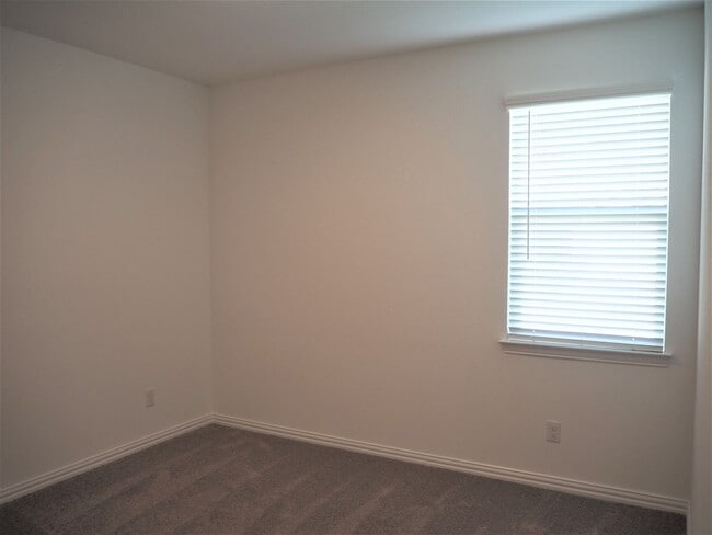 Building Photo - 1800 Lake Grove Dr