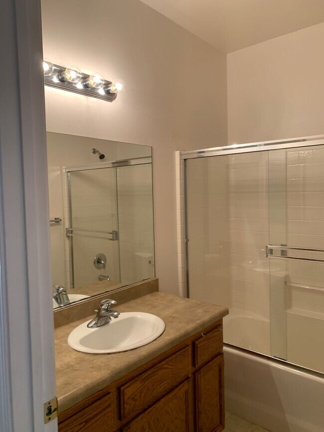 Building Photo - 5404 El Palacio Dr