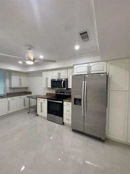 Building Photo - 12253 SW 82nd Ave