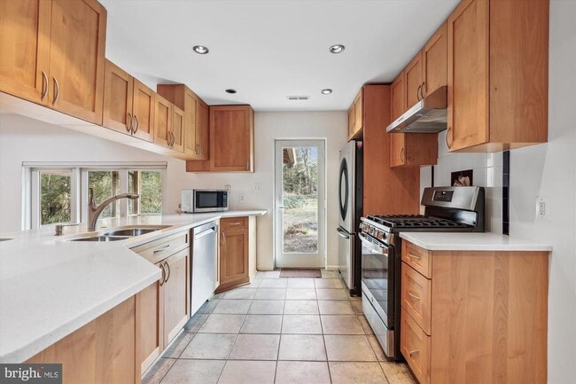 Building Photo - 6154 Beachway Dr