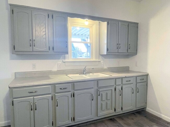 Building Photo - 3 Bedroom Home on Corner Lot