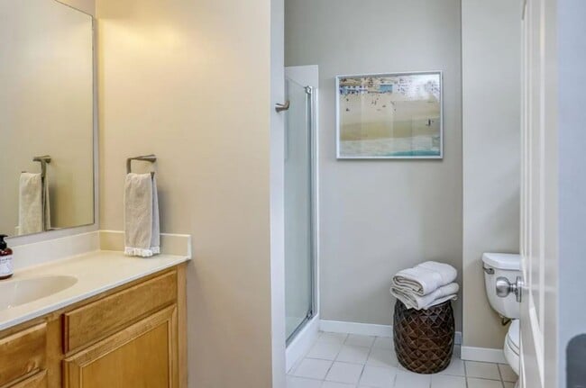 Building Photo - Rare NE Minneapolis Townhome with 2 Stall Garage + Soaking Tub