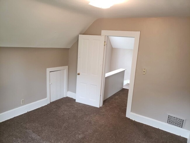 Building Photo - Nice 4 bedroom colonial with covered front...