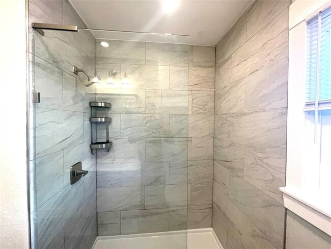 Building Photo - 807 E Riverside Dr