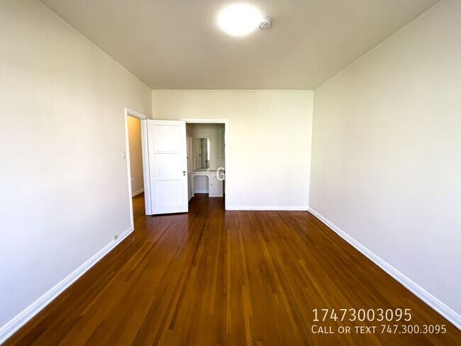 Building Photo - 5353 1/2 La Cresta Ct-