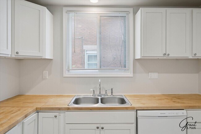 Building Photo - $1625 Fully remodeled, spacious 4 bedroom ...