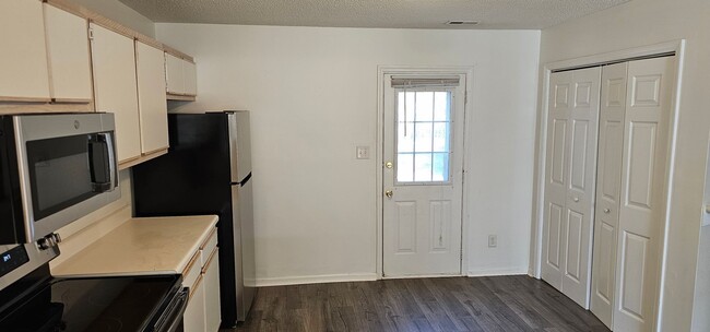 Building Photo - 204 Fairwood Ct