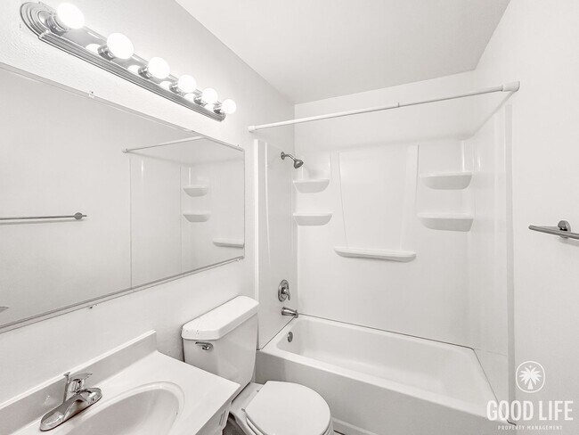 Building Photo - Stunning 3BD/2.5BA W/ Reserved Parking and Community Pool in Tierrasanta!