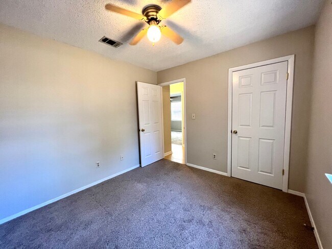 Building Photo - Charming home in Blue Pine Village!