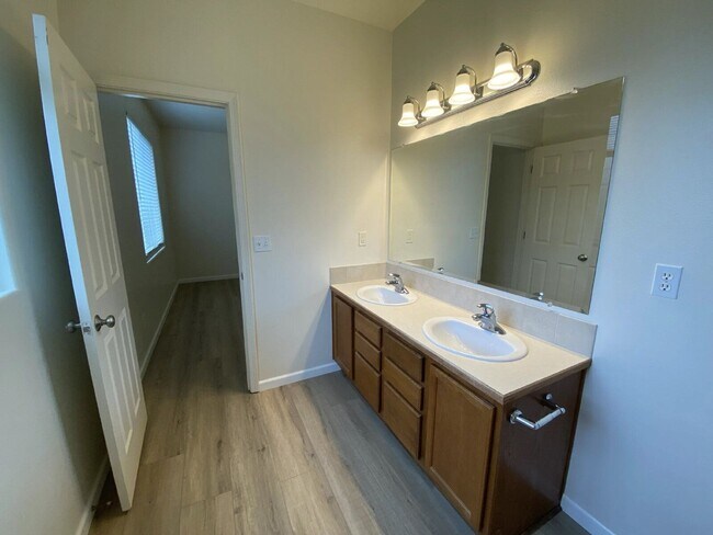 Building Photo - 660 Callahan Dr