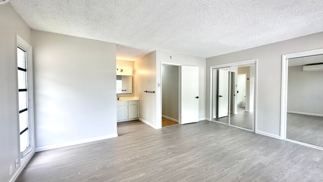 Building Photo - NEWLY RENOVATED 4 BED/2.5 BATH w/ Garage, ...