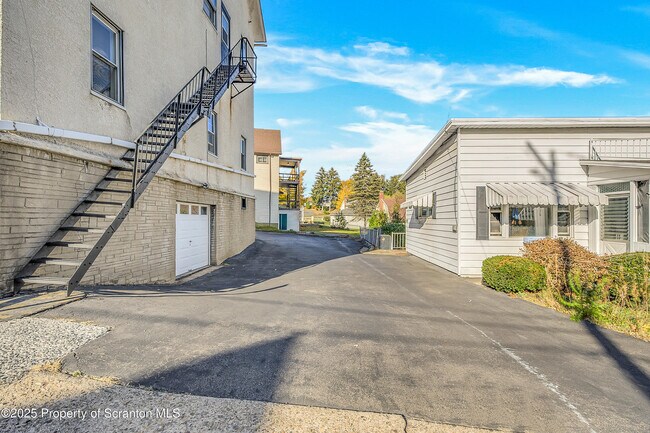 Building Photo - 864 S Main St