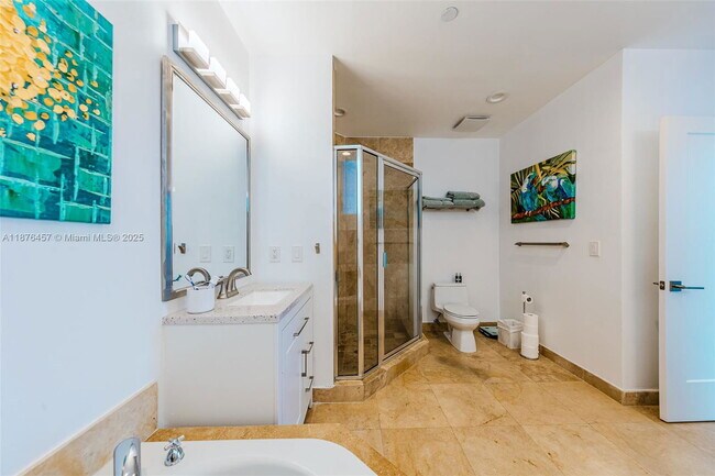 Building Photo - 700 NE 25th St