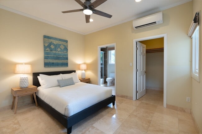 Building Photo - Portlock Paradise