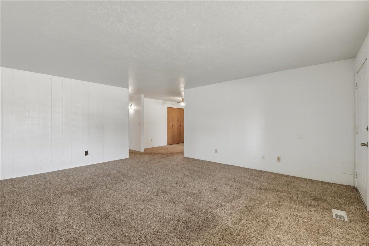Building Photo - 117 N Homedale Ave