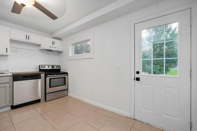 Building Photo - 21 Larue St