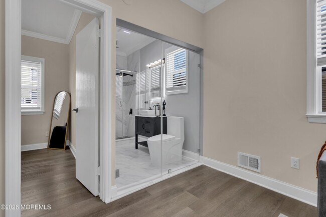 Building Photo - 11 E 43rd St