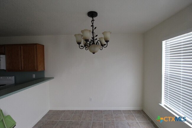 Building Photo - 2412 Skylark Cir