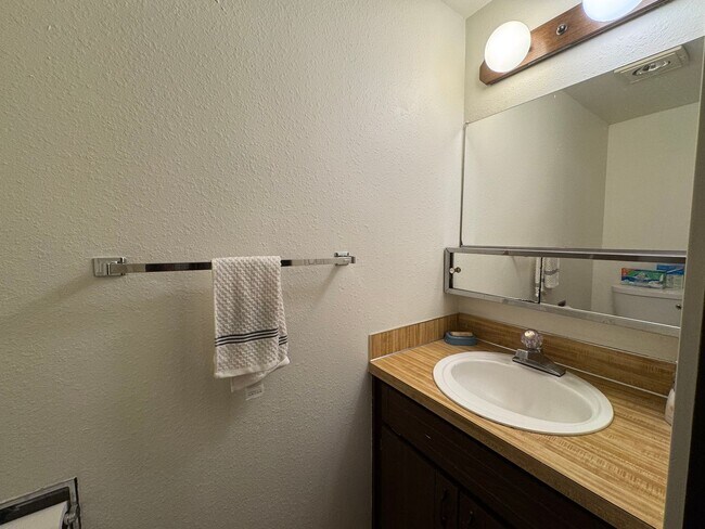 Building Photo - 2 Bedroom 1.5 Bath Townhouse near WWU and Fairhaven w/ Attached Garage