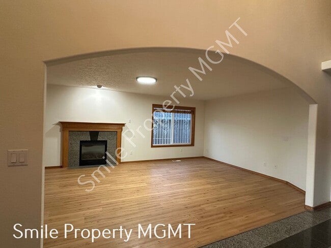 Building Photo - Lovely house with 4 bedrooms, 2 bonus room...
