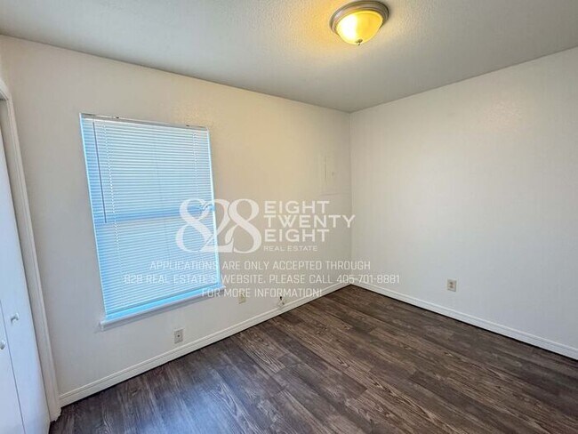 Building Photo - COMING SOON! West Oaks 2 Bed/1 Bath Second Floor Apt in Newcastle!