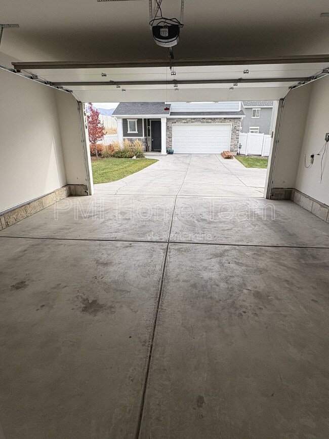 Building Photo - 1616 W Parkview Dr