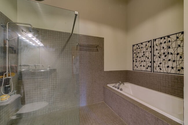 Building Photo - Huge Luxury 2 Story Condo with Private Rooftop Deck!