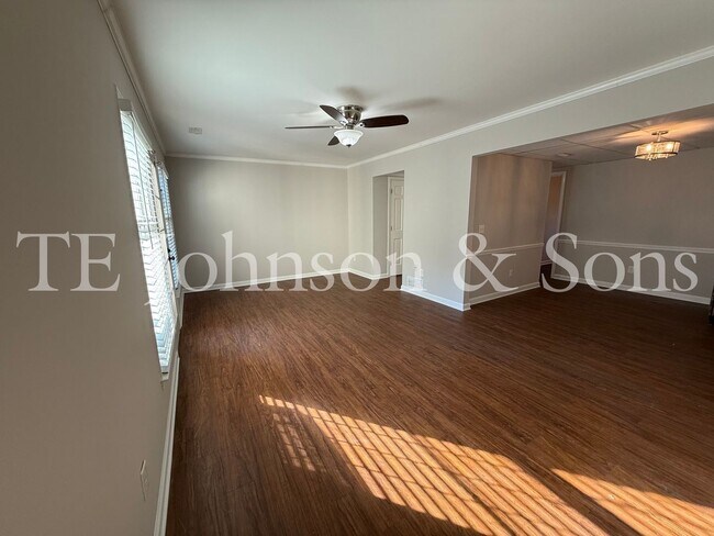 Building Photo - Modern 2-Bedroom with Granite Finishes & F...