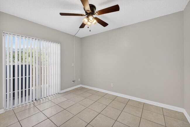 Building Photo - 1650 SE Green Acres Cir