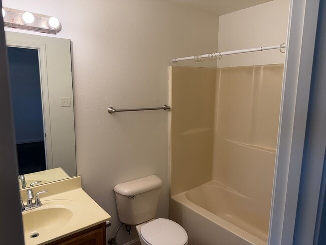 Building Photo - 2 Bed 2 Bath Duplex
