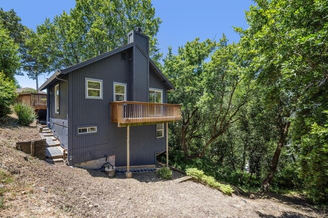 Building Photo - 2BD/1.5BA LIGHT & BRIGHT, MILL VALLEY HOME WITH OPEN FLOOR PLAN!