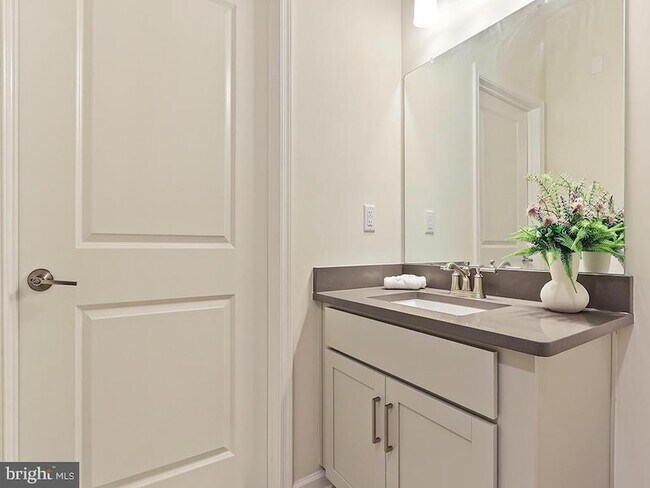 Building Photo - 1001 Greenwich Dr