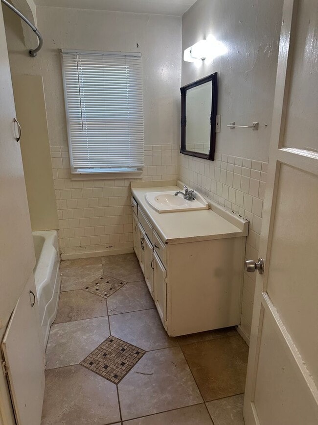 Building Photo - 2 bedroom 1 bath house with yard service i...