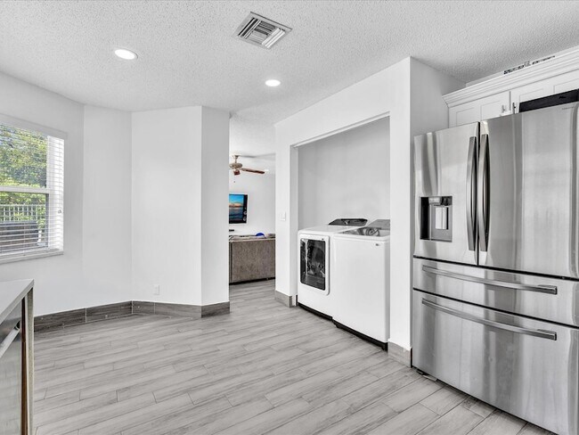 Building Photo - 7145 Crescent Creek Pl