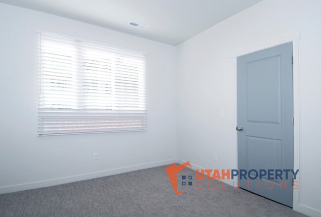 Building Photo - 1013 W 400 S