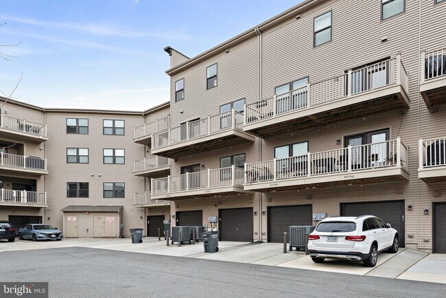 Building Photo - 44742 Tiverton Sq