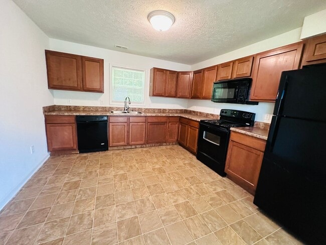 Building Photo - 3 Bedroom 2.5 Bath Townhouse