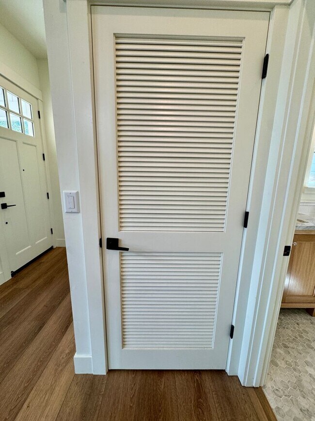 Building Photo - Custom Adorable Cottage Available in Folsom!