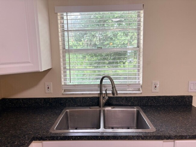 Building Photo - 2312 Fern Palm Dr