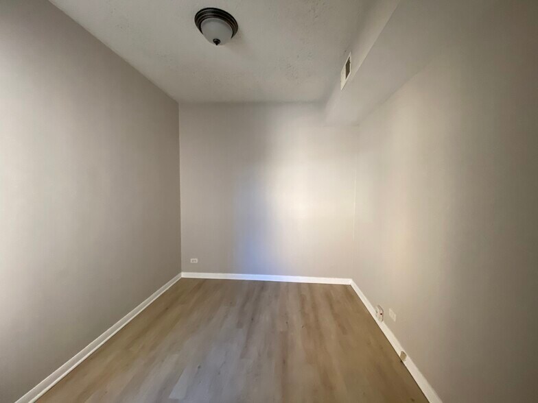 Building Photo - 4530 N Lincoln Ave